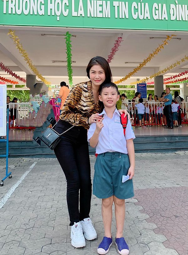 Khéo như vợ Đăng Khôi, diện đồ tối giản đưa con đi học cũng khoe được đôi chân cực phẩm - 2