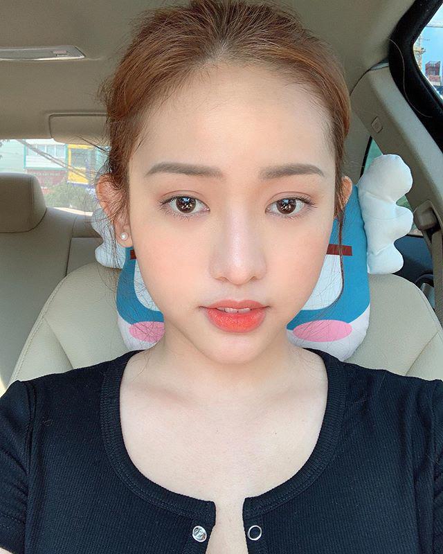 Khoe mặt mộc đắp cả tấn phấn chưa đủ, Thúy Vi còn bung cúc áo lộ ngực phản cảm - 3