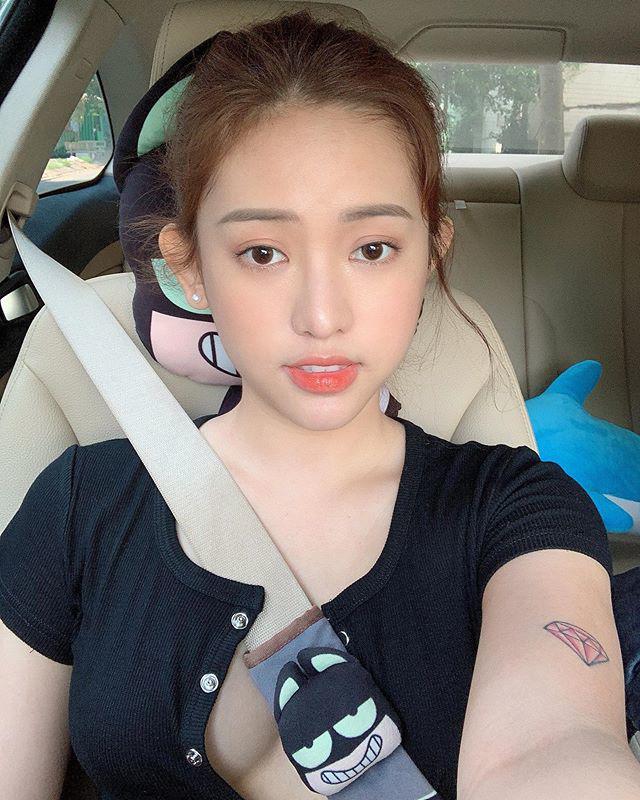 Khoe mặt mộc đắp cả tấn phấn chưa đủ, Thúy Vi còn bung cúc áo lộ ngực phản cảm - 4