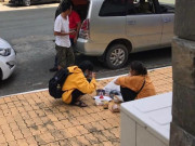 Tin tức - Cay mắt hình ảnh 2 mẹ con ngồi ăn cơm ngay giữa sân trường ngày nhập học