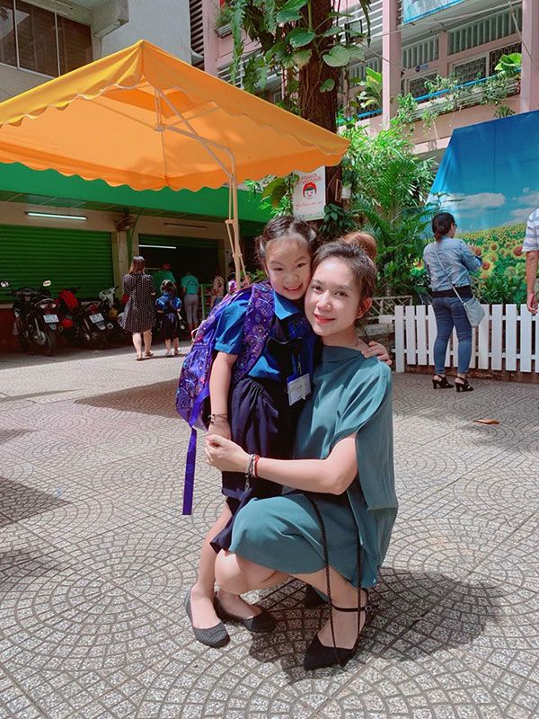 Minh Hà khoe con gái vào lớp 1, toàn bộ ảnh có dấu hiệu lạ trên chiếc thẻ của Cherry - 2