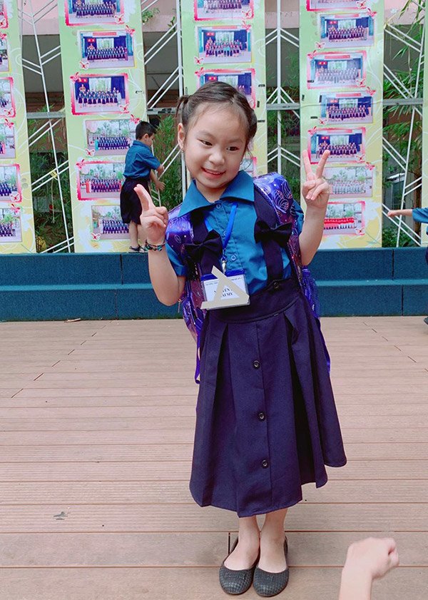 Minh Hà khoe con gái vào lớp 1, toàn bộ ảnh có dấu hiệu lạ trên chiếc thẻ của Cherry - 5