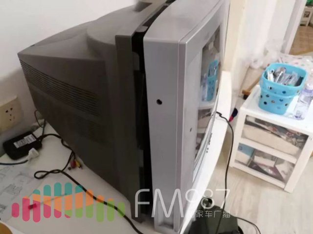 Tivi phát ra tiếng ồn dù không cắm điện, vợ chồng son phát hiện bí mật của người thuê trước - 4