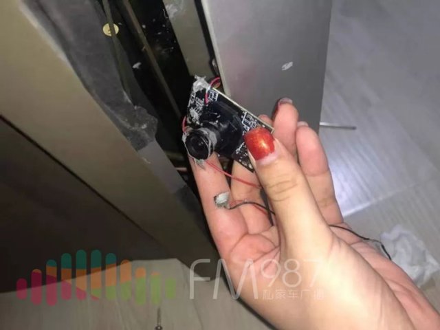 Tivi phát ra tiếng ồn dù không cắm điện, vợ chồng son phát hiện bí mật của người thuê trước - 5