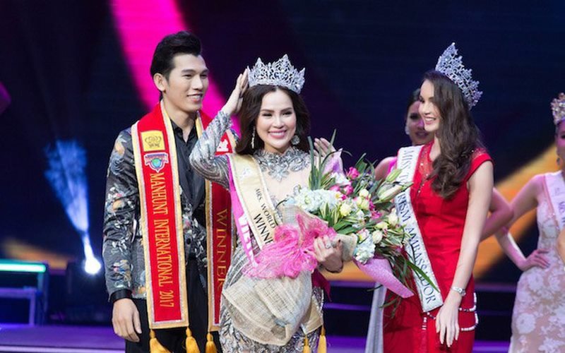 Phương Lê từng được khán giả biết đến khi đoạt giải Á hậu Doanh nhân thế giới người Việt tại Mỹ 2016. Năm 2017, người đẹp quê Trà Vinh giành vương miện Hoa hậu Quý bà hòa bình thế giới.
