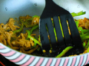 Bếp Eva - Xào thịt thăn lợn thường bị dai khô, thêm bước nhỏ này thịt mềm hơn cả sự mong đợi