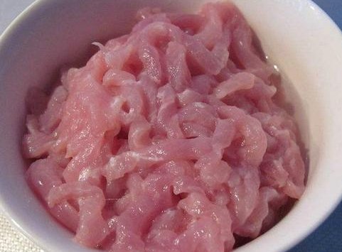 Xào thịt thăn lợn thường bị dai khô, thêm bước nhỏ này thịt mềm hơn cả sự mong đợi - 1