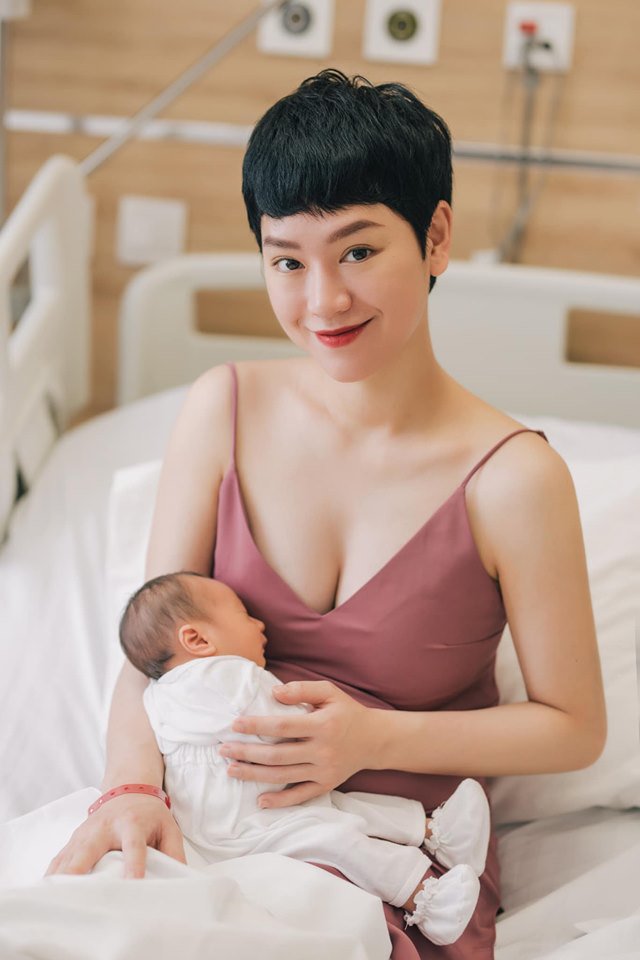 Con trai 4 tháng bụ bẫm, siêu dễ thương khiến mẹ bỉm sữa bế vẹo cả người - 1