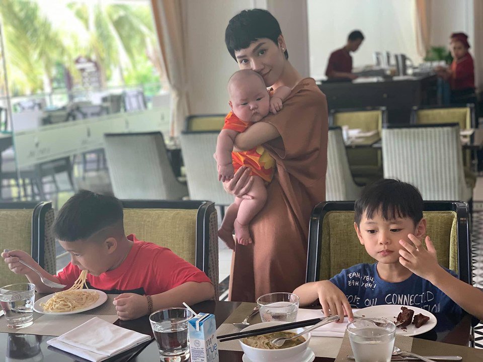 Con trai 4 tháng bụ bẫm, siêu dễ thương khiến mẹ bỉm sữa bế vẹo cả người - 8