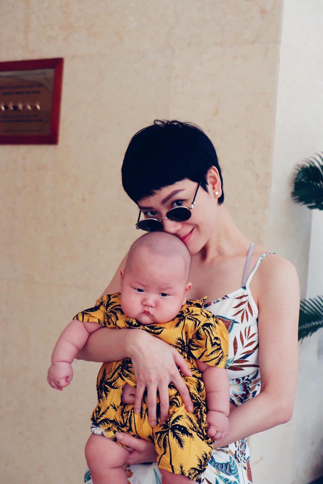 Con trai 4 tháng bụ bẫm, siêu dễ thương khiến mẹ bỉm sữa bế vẹo cả người - 5