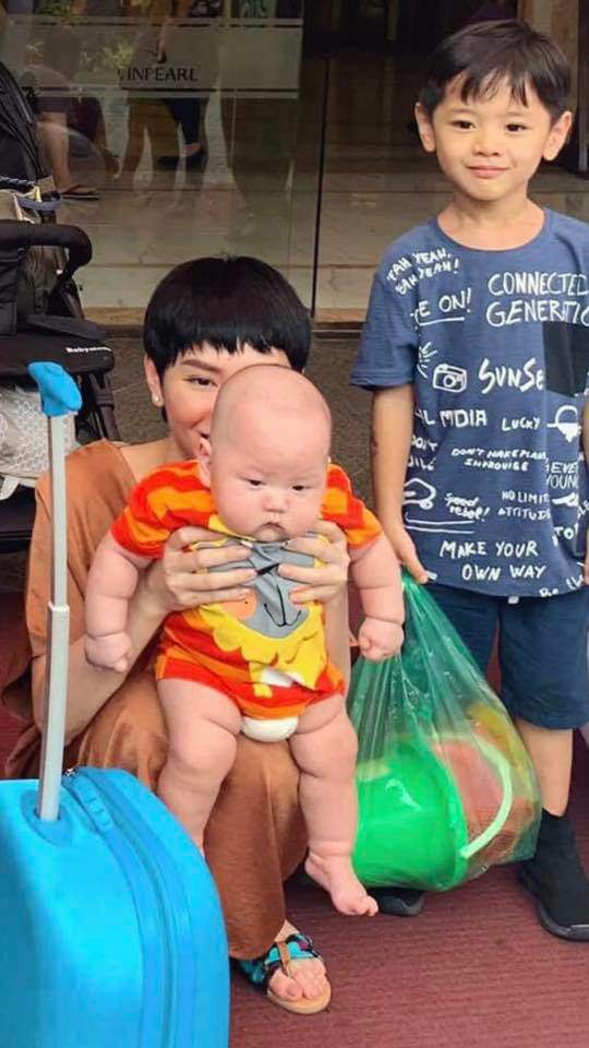 con trai 4 thang bu bam, sieu de thuong khien me bim sua be veo ca nguoi - 17