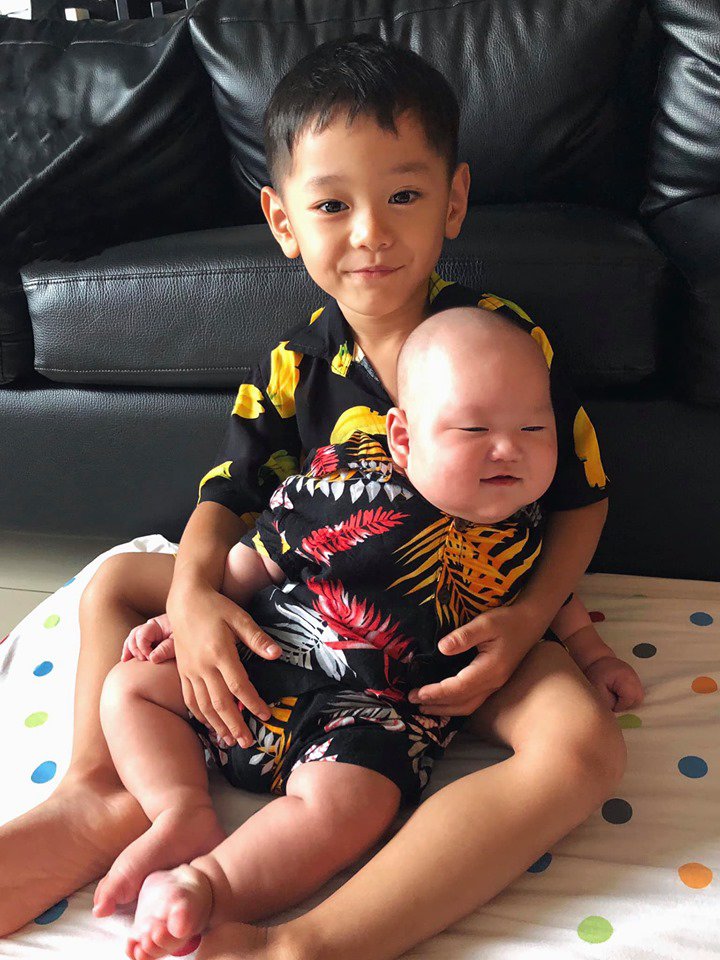 Con trai 4 tháng bụ bẫm, siêu dễ thương khiến mẹ bỉm sữa bế vẹo cả người - 4