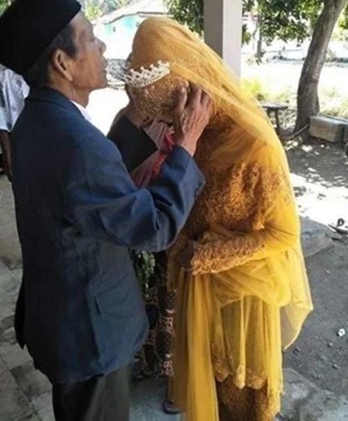 Nghe lời bố mẹ làm lễ giải hạn, cô gái 27 tuổi yêu luôn thầy pháp sư già U90 - 1