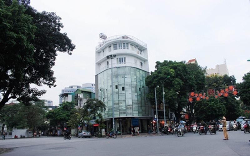 Gia đình Thủy Top sống trong ngôi nhà cao 7 tầng, nằm giữa hai con phố trung tâm Trần Hưng Đạo và Bà Triệu, đối diện Đại sứ quán Pháp và Đại sứ quán Ấn Độ.
