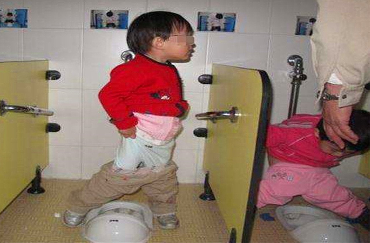 Mẹ thường xuyên thay quần áo trước mặt con, bé trai làm điều kinh khủng ở trường - 2