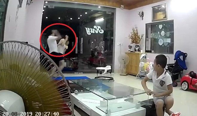 tin tuc 24h: tiet lo bat ngo ve nguoi chong lao vao danh vo toi tap truoc mat con nho - 1