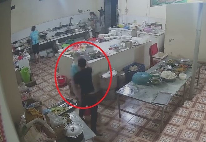 Vụ nữ phụ bếp bị tạt axit bỏng mặt, hỏng một bên mắt: Nghi phạm có hình xăm ở tay - 1