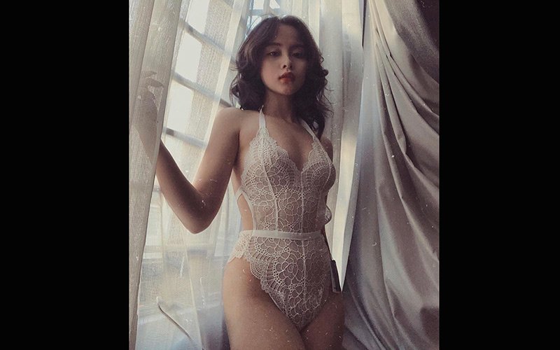 Không chỉ có bikini mà Quỳnh còn được biết đến như “Nữ hoàng nội y" thế hệ mới với những set đồ ren ôm sát hình thể và body không chút mỡ thừa.
