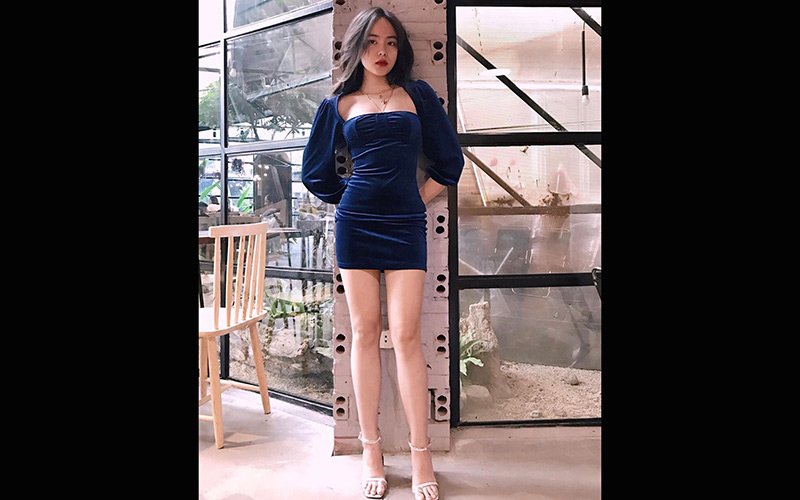 Còn khi xuất hiện ở những sự kiện xa hoa và quan trọng hơn, Thuý Quỳnh cũng ưa chuộng những chiếc váy ngắn trên gối, mix kèm với giày cao gót để trông sexy và nóng bỏng hơn bao giờ hết. 
