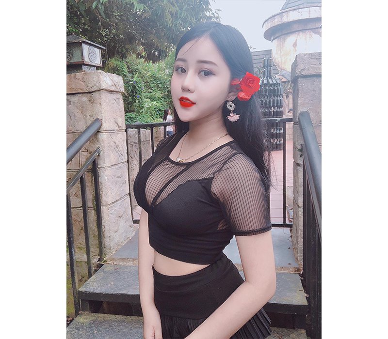 Sinh năm 1999, Trần Thị Quỳnh Diệp được biết tới là hotgirl gốc Hà Tĩnh được cộng đồng mạng yêu thích bởi sở hữu diện mạo xinh đẹp hoàn hảo cùng nước da trắng nõn nà.
