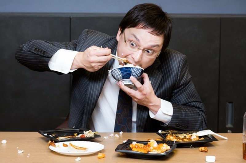 Cuộc sống bận rộn khiến nhiều người phải rút ngắn thời gian ăn uống nên thường ăn vội vàng, đặc biệt là bữa sáng và bữa trưa.
