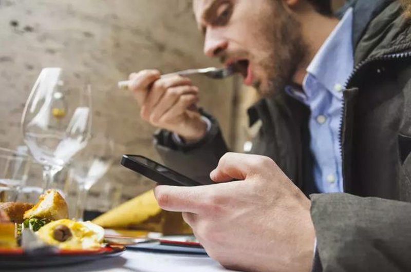 Xem tivi trong khi ăn là thói quen mà nhiều gia đình có. Hiện nay, ngoài việc xem tivi, nhiều người sẽ vừa ăn vừa sử dụng điện thoại di động.
