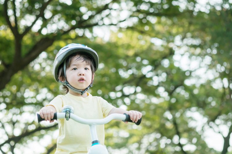 Đội mũ bảo hiểm là quy tắc an toàn số một vì nó bảo vệ đầu trong trường hợp bị ngã. Nó có thể ngăn ngừa chấn thương não và các chấn thương nghiêm trọng khác. Đặc biệt không lơ là khi cho trẻ đi xe đạp.  




