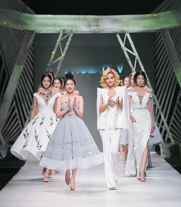 Loạt mỹ nhân amp;#34;nấm lùnamp;#34; của Vbiz vẫn trở thành nữ hoàng sàn diễn thời trang - 2