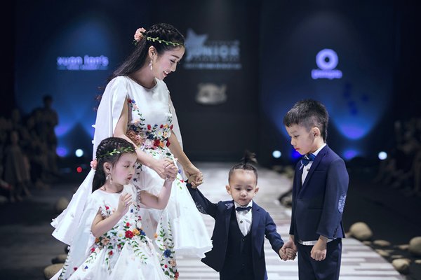 Loạt mỹ nhân amp;#34;nấm lùnamp;#34; của Vbiz vẫn trở thành nữ hoàng sàn diễn thời trang - 9