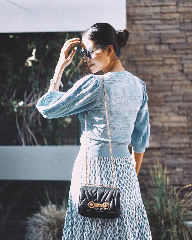 Hai nàng Hậu “lên đồ” với chân váy dài: bạn chọn đội H’Hen cá tính hay Phạm Hương điệu đà? - 2