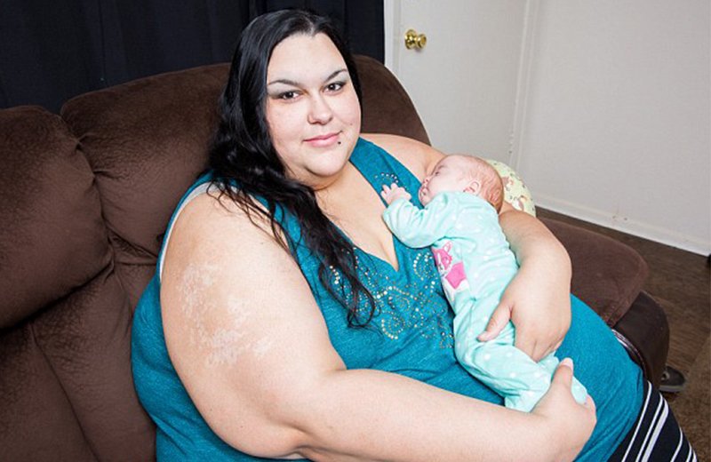 Con gái cô nặng 2 kg, bị khó thở và có 4 lỗ ở tim. Rất may là 2 giờ sau khi sinh, em bé đã thở được bình thường và 3 trong 4 lỗ hổng cũng tự động liền lại. Sau khi sinh, cân nặng của Monica còn lại là 211 kg.
