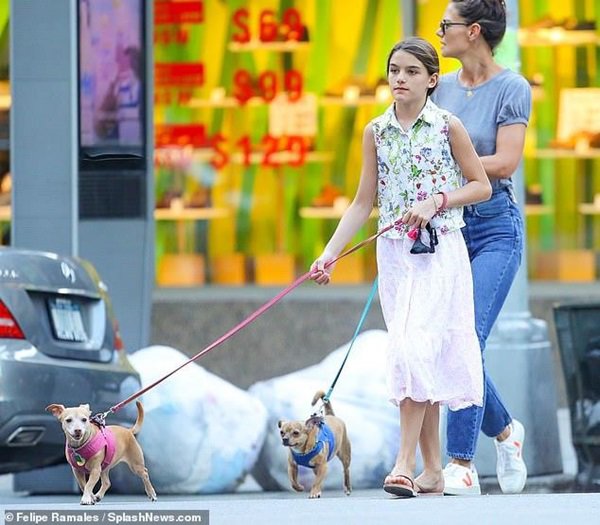 13 Tuổi, Suri Cruise Đã Già Dặn Như Quý Bà, Một Mình Xuống Phố Không Có Mẹ