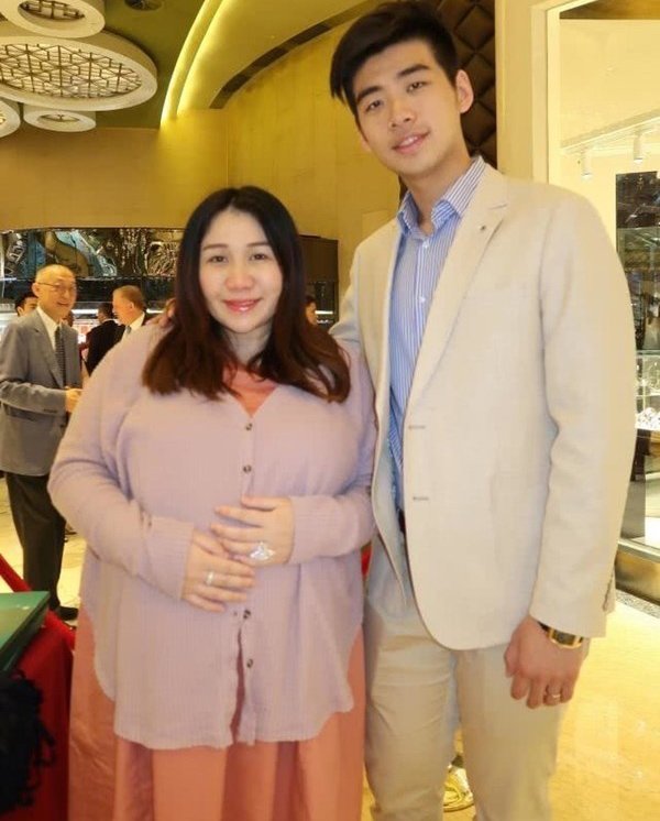 Con gái vua sòng bài Macau sinh con cho chồng trẻ, nhìn ảnh lúc mang bầu như mẹ - con - 3