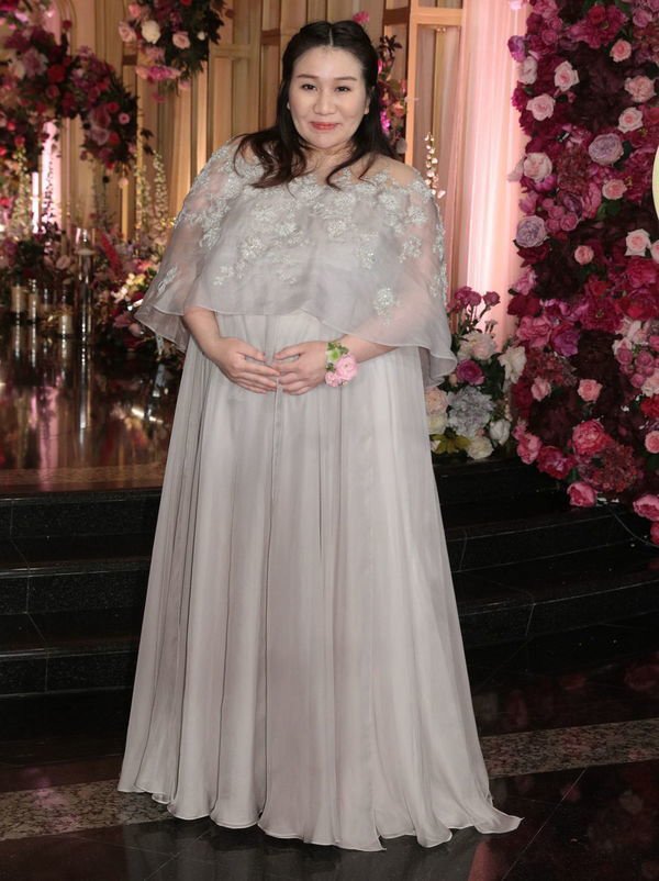Con gái vua sòng bài Macau sinh con cho chồng trẻ, nhìn ảnh lúc mang bầu như mẹ - con - 1