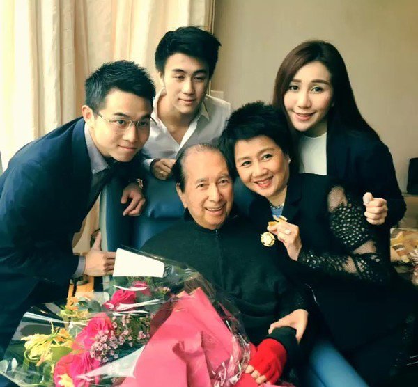 Con gái vua sòng bài Macau sinh con cho chồng trẻ, nhìn ảnh lúc mang bầu như mẹ - con - 2