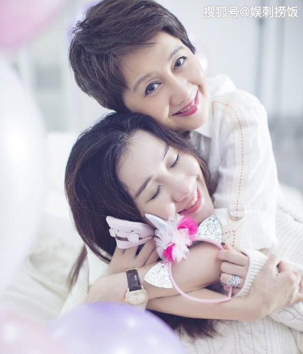 Con gái vua sòng bài Macau sinh con cho chồng trẻ, nhìn ảnh lúc mang bầu như mẹ - con - 5