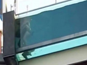 Tin tức - Cặp đôi thản nhiên làm "chuyện ấy" ở bể bơi trong suốt khiến người đứng dưới choáng váng