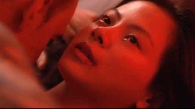 qua khu cua my nhan chuyen gioi chiec la cuon bay: la “gai nganh" chung dung ca ta dan ong - 1