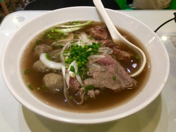 Quán phở Việt Nam đơn giản mà nổi đình nổi đám giữa phố lớn Hồng Kông