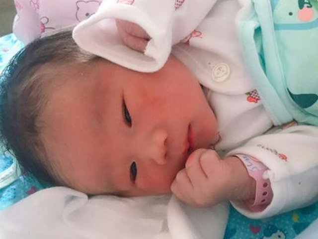 Khoảnh khắc đáng yêu: Bé gái ngủ quên trên đường trườn ra khỏi bụng mẹ