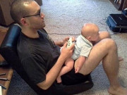 Clip Eva - Chết cười cảnh mấy ông bố được giao ở nhà trông con ngày lễ