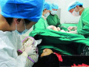 Bà bầu - Đang khâu vá “bên dưới” cho sản phụ sau sinh, bác sĩ giật mình bởi tiếng hét: “Đừng khâu vội!”