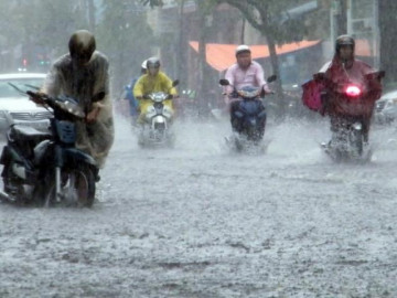 Áp thấp nhiệt đới chồng áp thấp nhiệt đới trên Biển Đông, miền Trung mưa xối xả kéo dài