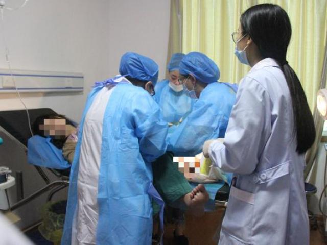 Sinh xong mẹ trẻ đòi đi vệ sinh, khuôn mặt bác sĩ nghe xong bỗng tái mét