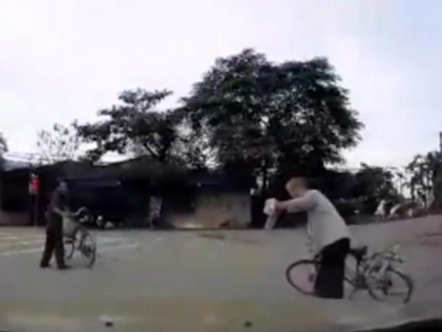 Chết cười với bà cụ hờn dỗi, nằm ăn vạ giữa đường vì cụ ông dám đi trước không chờ
