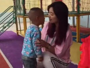 Làm mẹ - Bé trai muốn hôn môi cô giáo xinh đẹp nhưng phản ứng của cô lại gây tranh cãi
