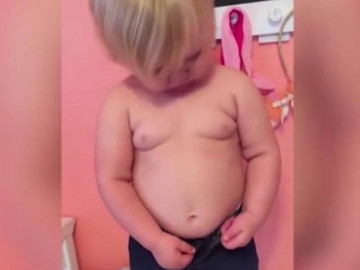 Cậu bé bụng bự loay hoay mặc quần khiến ai cũng phì cười