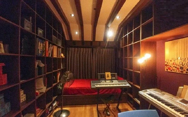 Phòng âm nhạc trong căn hộ của anh – căn phòng duy nhất được bao bọc bởi 4 bức tường để nam ca sĩ thoải mái tập trung luyện thanh hoặc viết nhạc.
