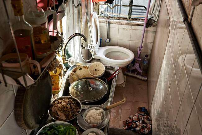 Giật mình chỗ trọ chưa đến 2m2, bé như amp;#34;quan tàiamp;#34;... giá 7 triệu/tháng - 13