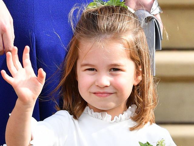 Hôm nay công chúa Charlotte dự lễ khai giảng đầu đời, học phí hoá ra thua xa con sao Việt